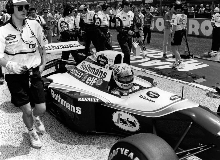 Il pilota brasiliano, passato alla Williams, sulla griglia di partenza del Gran Premio di San Marino del Primo maggio 1994: gara che risulter fatale per lui (Olympia)